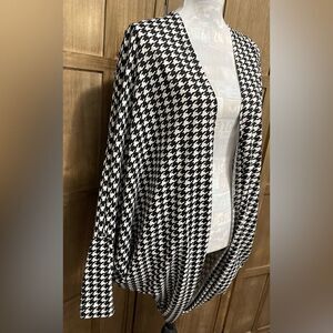 Women’s Black and White Houndstooth Batwing Sleeve Casual Open Jacket.